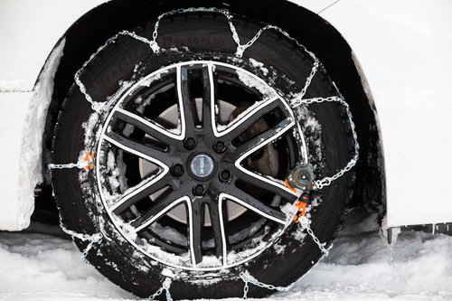 雪道での安全運転に必須のチェーンを巻いたタイヤ
