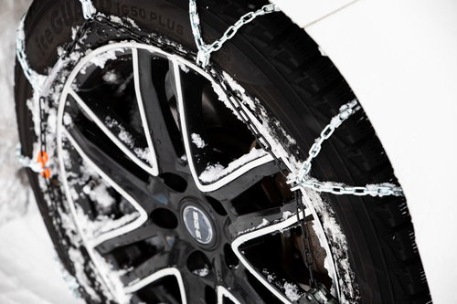 雪道でのスリップ防止に欠かせないチェーン装着タイヤ