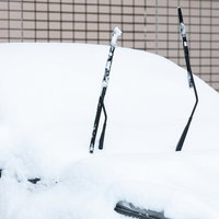 大雪に埋もれた車のワイパーを立てた状態の寒冷地対策の写真