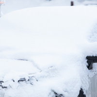 降雪で雪が積もった車の冬景色の写真
