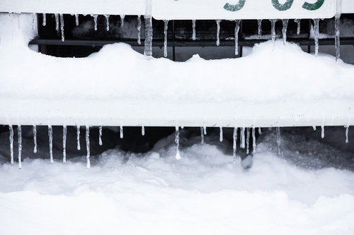フェンスに小さいつららができる大雪の冬