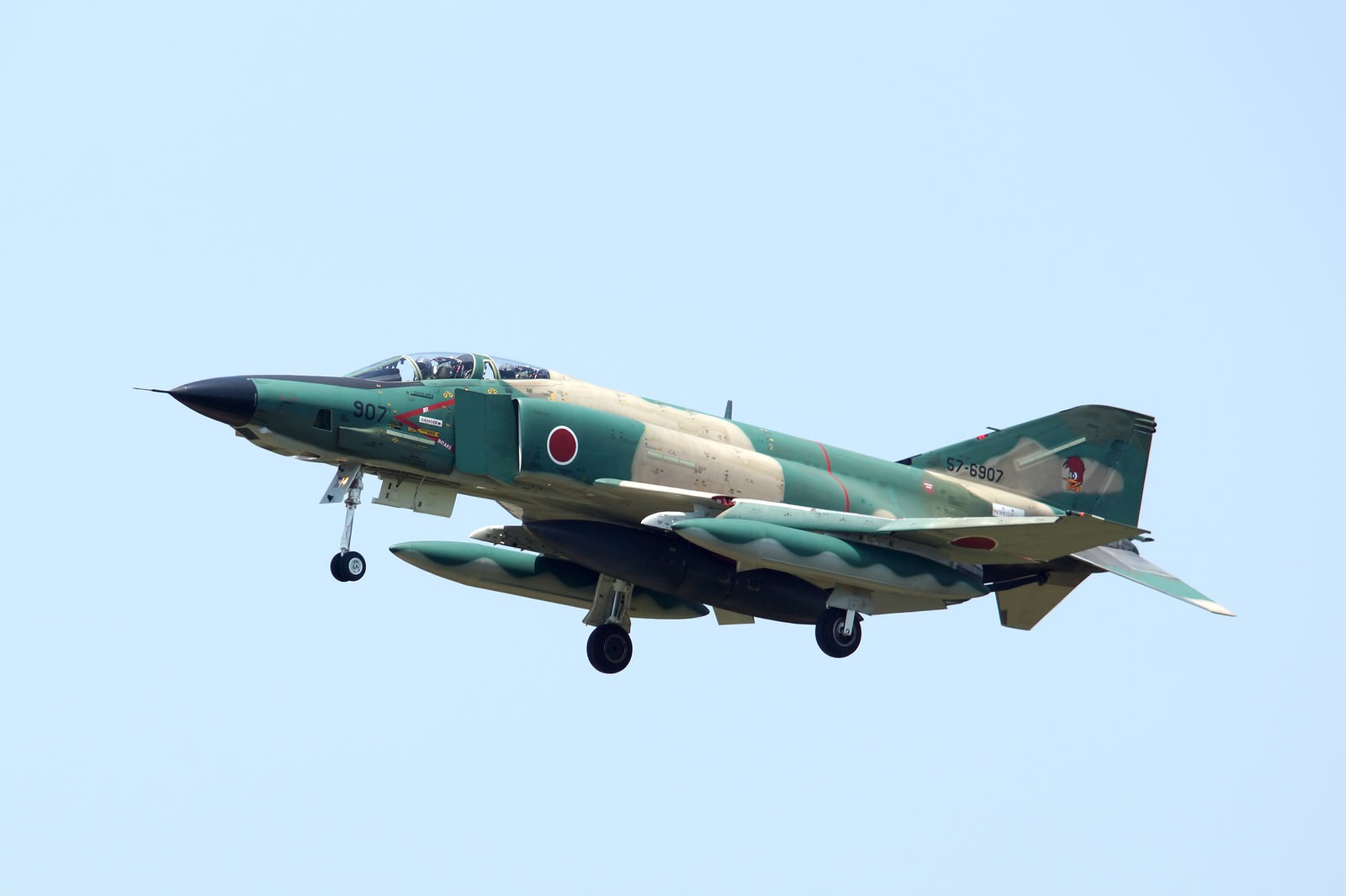 車輪を出して飛行する迷彩塗装のRF-4E偵察機