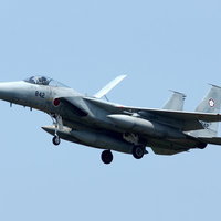 青空を背景に地上展示されたF-15J戦闘機の迫力ある機体の写真