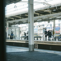 電車の車窓から見た駅のホームの写真