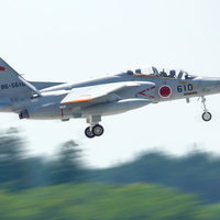 着陸態勢の自衛隊T-4練習機の写真