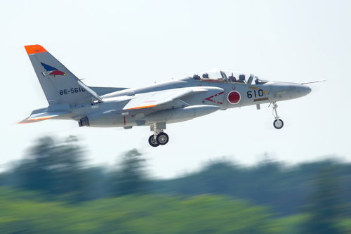 着陸態勢の自衛隊T-4練習機