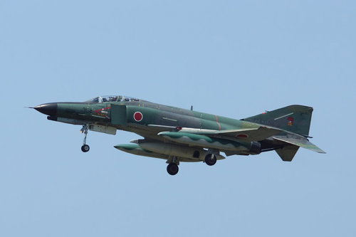迷彩塗装で駐機されたRF-4EJK偵察機の側面