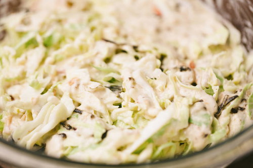 キャベツを千切りにして薄力粉と混ぜるお好み焼きの生地作り