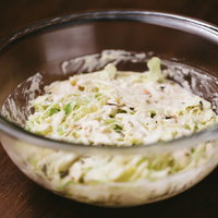 お好み焼き用に千切りにしたキャベツの生地の写真