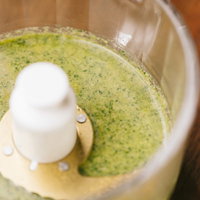 小松菜にはちみつやきび砂糖を加えてミキサーの写真