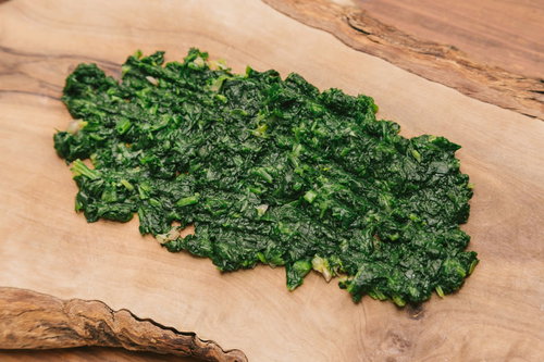 木のまな板の上に細かく刻まれたセリの