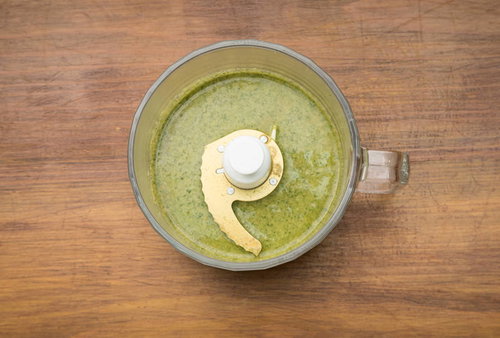 小松菜スムージーをミキサーで作る途中の調理風景