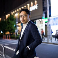 デートの待ち合わせで緊張を隠し切れないアラサー男性の写真