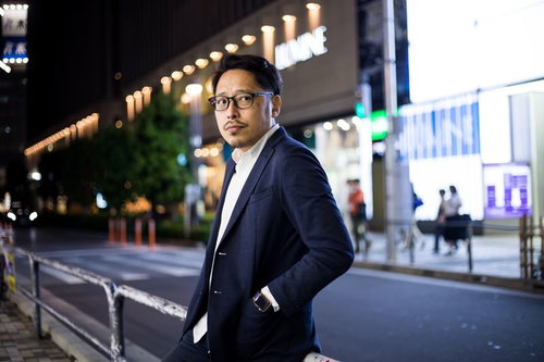 デートの待ち合わせで緊張を隠し切れないアラサー男性