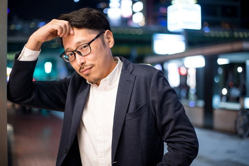 困ったなぁ、終電逃したみたい...と頭を抱える男性