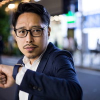 待てども暮らせども彼女の来そうな様子が無い男性の写真