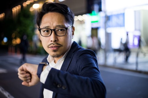 待てども暮らせども彼女の来そうな様子が無い男性