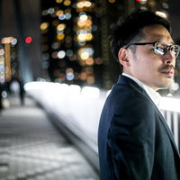 この光る橋から見えるタワマンが好きらしい、スーツ姿の会社員男性の写真