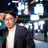 駅前で今日は楽しかったよとキメてくる眼鏡の男性の写真