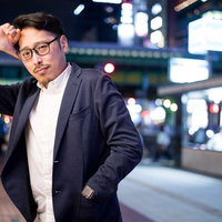 明日の予定キャンセルしたよ、とドヤ顔する眼鏡の男性の写真