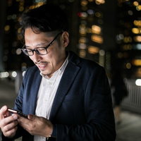 デート中、スマホばかり見るガッカリ既婚者男性の写真
