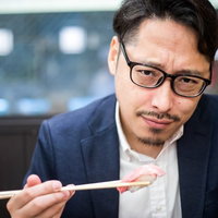 彼氏とお寿司なうでつかっていいよ、眼鏡の男性が箸で食べるの写真