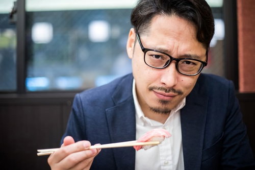 彼氏とお寿司なうでつかっていいよ、眼鏡の男性が箸で食べる