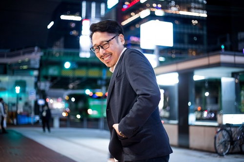 彼氏とデートなうで使ってもいいよ、駅前での笑顔