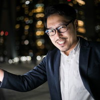 彼とデートなうとおもったらお金かしてって言われたなう、スマートフォンを見る男性の写真