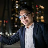 夜景を見ながらデートなうで使ってもいいよ、眼鏡をかけたスーツ姿の男性の写真