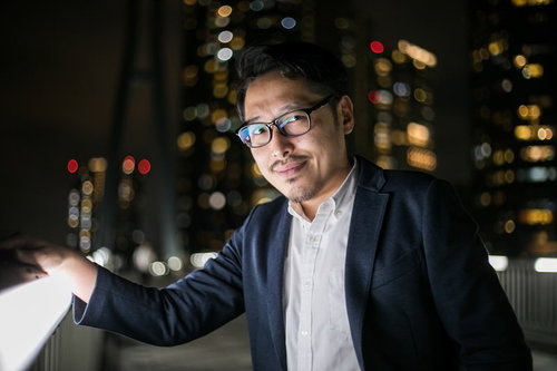 夜景を見ながらデートなうで使ってもいいよ、眼鏡をかけたスーツ姿の男性