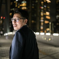 上司にキレられた後、夜道で振り返る眼鏡の男性の写真