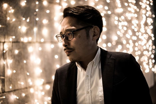 高級店から出てくる彼氏なう、スーツ姿でイルミネーション背景