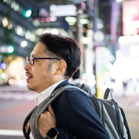 家電量販店から出てきた会社員、ネオンの繁華街を帰宅の写真