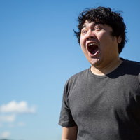 探し求めてたモノを発見した時の叫ぶ男性の表情の写真