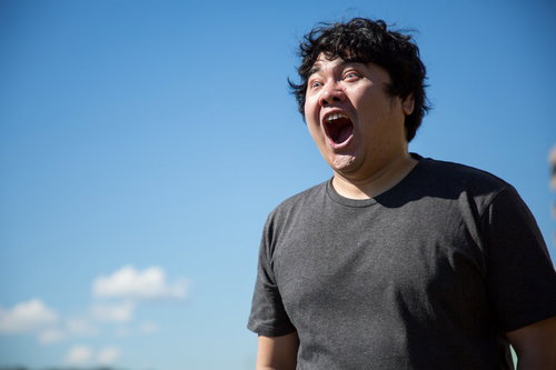 探し求めてたモノを発見した時の叫ぶ男性の表情