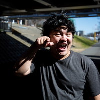 ザマァープゲラと指をさしてあざ笑う男性のポーズの写真