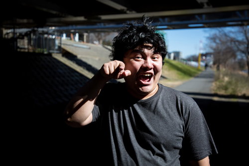 ザマァープゲラと指をさしてあざ笑う男性のポーズ