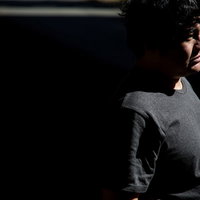 深刻な悩みを抱えるスタジオの男性の写真