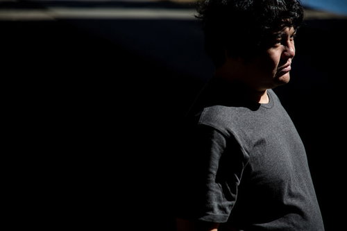 深刻な悩みを抱えるスタジオの男性