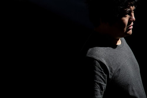 険しい表情で暗闇から登場してきたスーパーニート