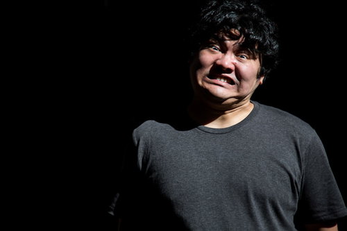 激おこでキレる男性の怒った表情とポートレート