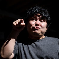 ププーフ m9(^Д^)とあざ笑いながら指をさす男性の写真