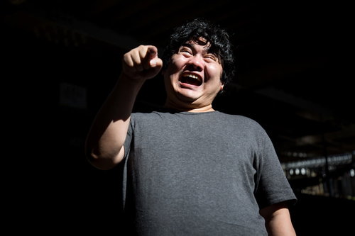 それ冗談だよね（笑）と指をさしてあざ笑う男性