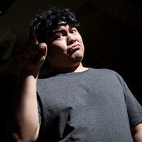 何かしらにつけて指摘してくる男性が意見を述べているの写真