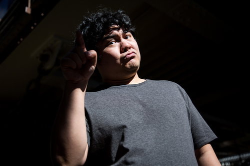 何かしらにつけて指摘してくる男性が意見を述べている