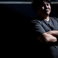なかなか結論を出さない主任の思案と苦悩する表情の写真