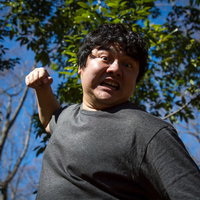 肉弾パンチ、振り上げる男性の写真