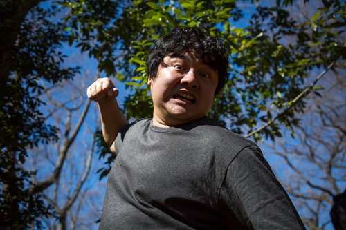 肉弾パンチ、振り上げる男性