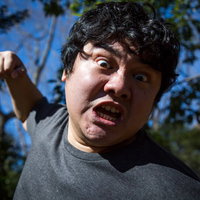 凶暴化した暴徒が鉄拳制裁を振るう男性の激怒表現の写真